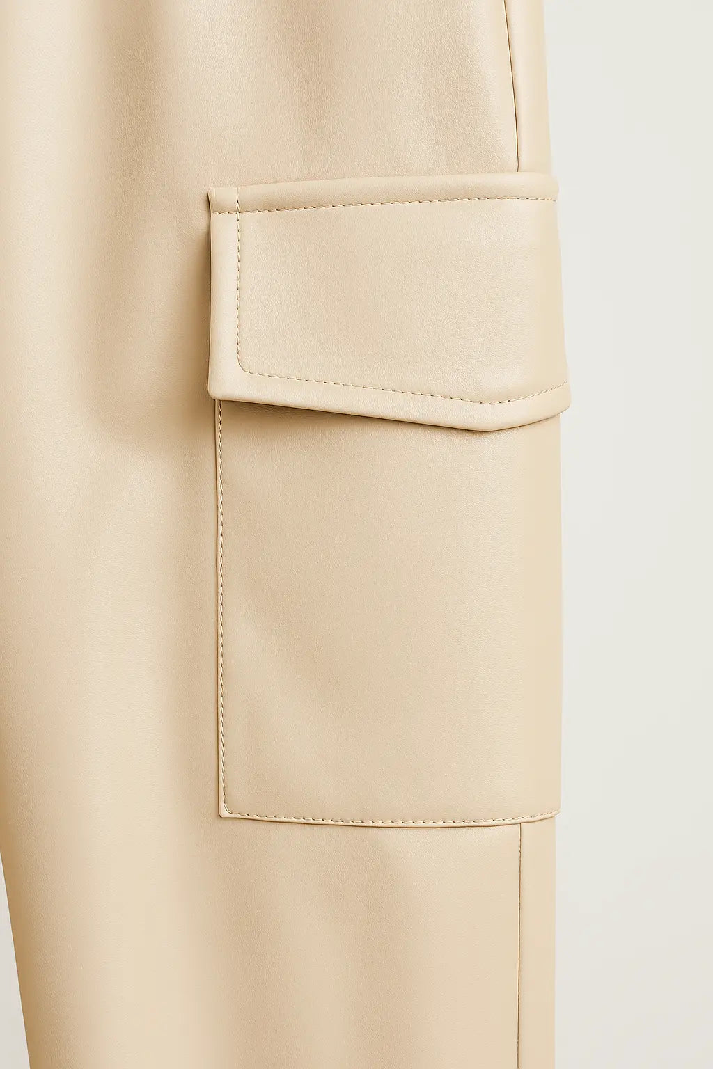 PANTALON CARGO EN SIMILICUIR