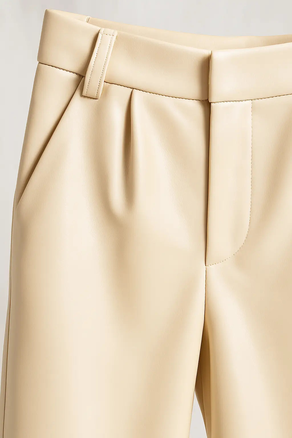PANTALON EN SIMILICUIR BEIGE